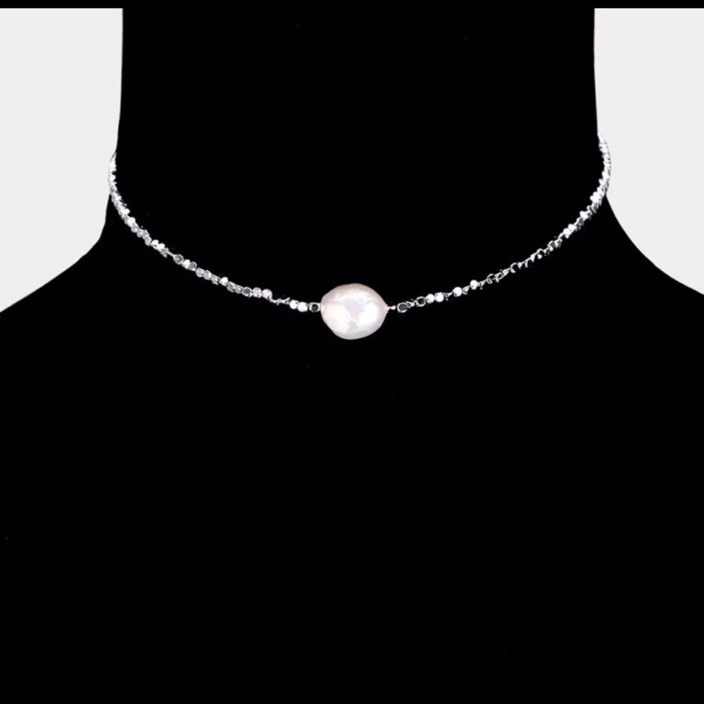 Mother of pearl silver choker necklace.